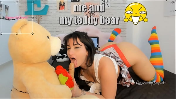 Sexy und ungezogene Rollenspielstudentin wird auf Video dabei gefilmt, wie sie mit ihrem so heißen Teddybär spielt