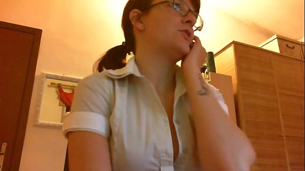 Schöner Teenager zieht die Füße aus