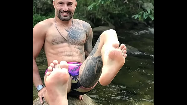 Discover the paradise of MMA fighter Allan Guerra Gomes, paradise where I live in naked swimming trunks and lots of silver rain outdoors with lots of sensuality and see my feet