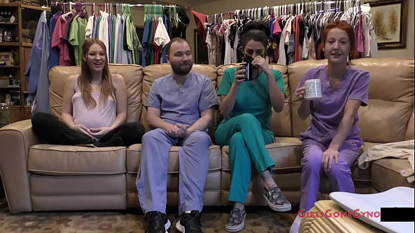 Una teenager appassionata si spoglia da adolescente