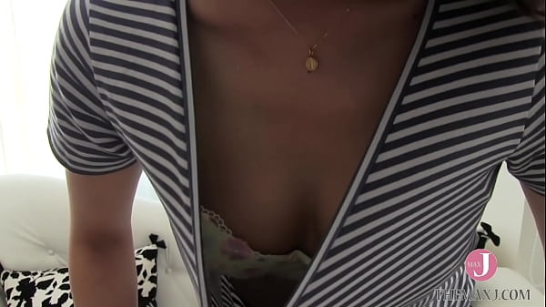 A com corpo chicoteado, disse que não sentiu os seios, mas quando o ator os toca, seus mamilos ficam em pé.