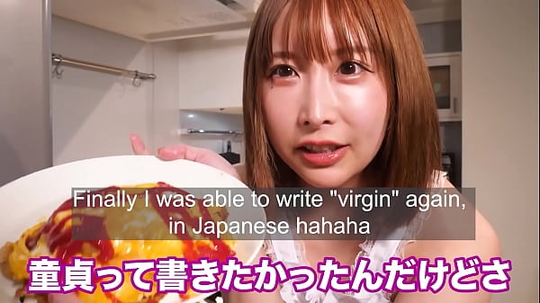 [Visão completa do mamilo] Faça arroz de omelete com avental nu.