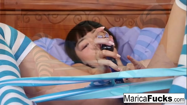 Der japanische Superstar fickt sich super mit einem Glasspielzeug