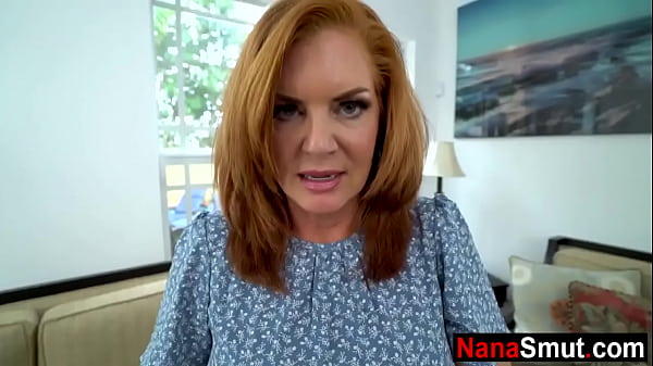 Oma hilft Stiefenkel beim Entspannen | alt und jung tabu