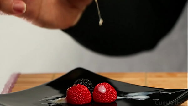 CFNM Sega con sperma sulle bacche di caramelle! (Sborra sul cibo 3)