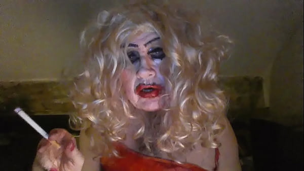 Die verzweifelte Sissy-Fag-Schlampe Sarah raucht, rammt sich einen großen, schwarzen Dildo in den Schwanz und wichst