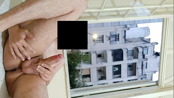 Riskante Masturbation, die vor offenem Fenster in der Nachbarschaft blitzt