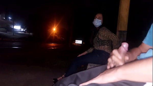 Sul serio!! Corro il rischio di mettere il mio cazzo davanti a questa donna che aspetta il &ocirc_nibus... Come reagirà?