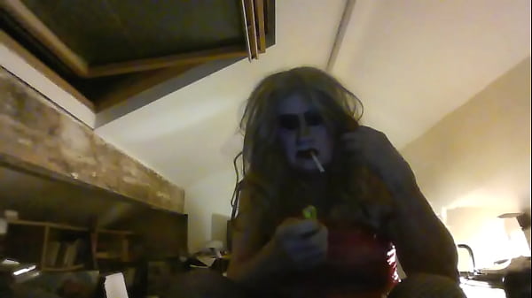 Die alternde Ohrfeige Sarah Millward erniedrigt sich erneut