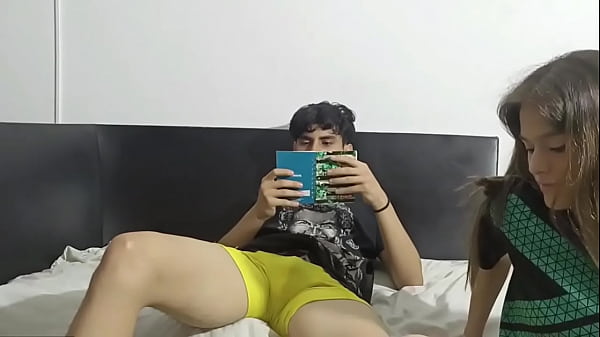 excitada me empieza a mamar el pene, sin importarle que est&eacute_n tocando la puerta y nos interrumpen ella quiere fornica