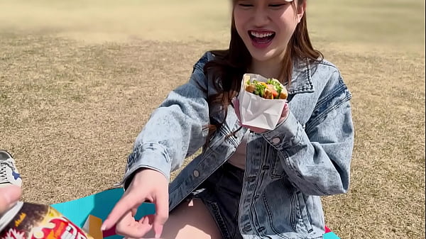 Partie 1 [Une fille aux gros seins de guimauve qui veut se faire masser pour le reste de sa vie] Une fille sans défense avec une voix rauque (Yang) a des relations sexuelles à fond avec une voix douce et un piston de bite qui pousse son utérus à plusieurs reprises