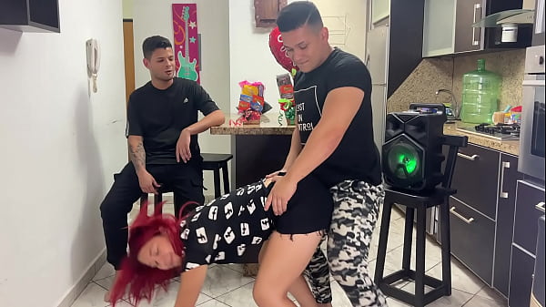 O melhor amigo da minha namorada dança com ela de um jeito muito pervertido esfregando o pau na bunda dela e minha namorada parece gostar, ela não respeita que eu estou na frente