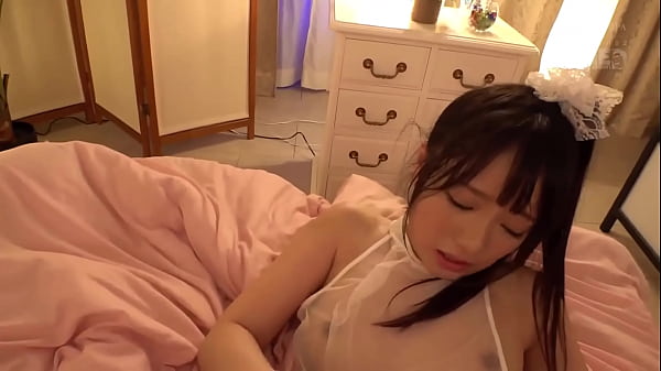 Bellissima teenager si spoglia