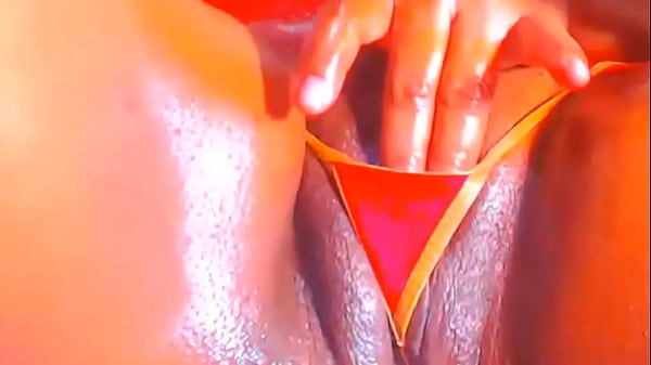 Una teenager esotica si diverte con passione