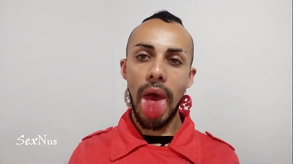 il ragazzo delle fragole sta mangiando un dolce