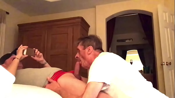 Una notte ero rimasto sveglio fino a tardi desiderando che un papà più grande mi succhiasse il cazzo e ingoiasse la mia sborra quando questo papà di 74 anni di Grindr si è fermato e mi ha succhiato. Gli ho sparato in gola proprio mentre il sole stava sorgendo. Se hai fame mandami un messaggio.