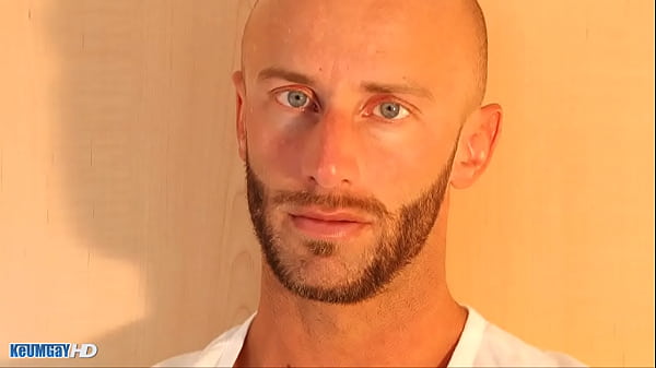 Der hübsche Fitnesstrainer lässt sich von uns seinen großen Schwanz wichsen. Aymeric