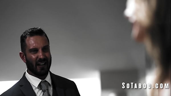 Moglie scopa l'ufficiale delle tasse per chiudergli la bocca ed entra il marito