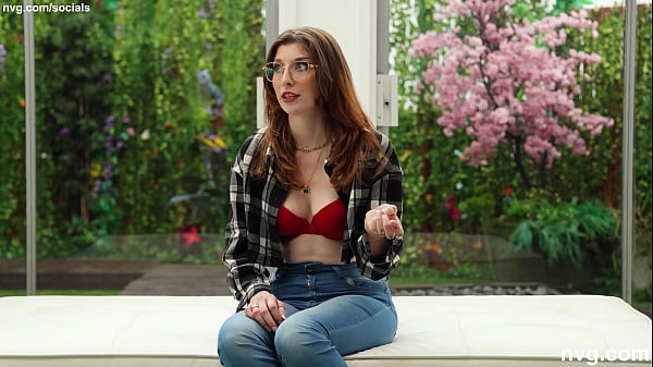 Hermosa chica adolescente posa sexy