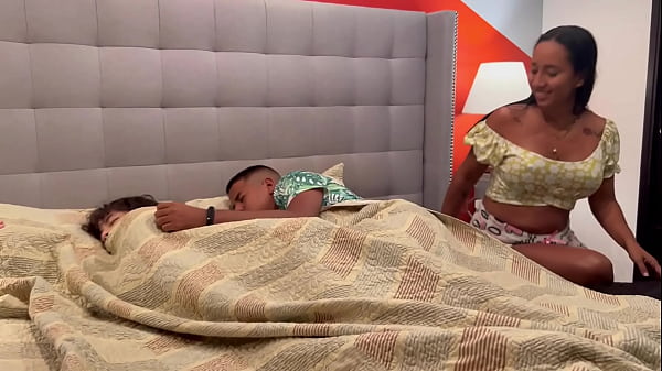 Scopando una studentessa universitaria accanto a mia moglie, sottotitoli in inglese