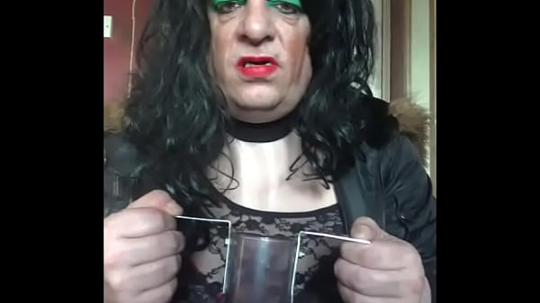 Si eres tímido, entonces llena mi tubo de orina detrás del seto, tráemelo y lo tragaré mientras la gente me mira.