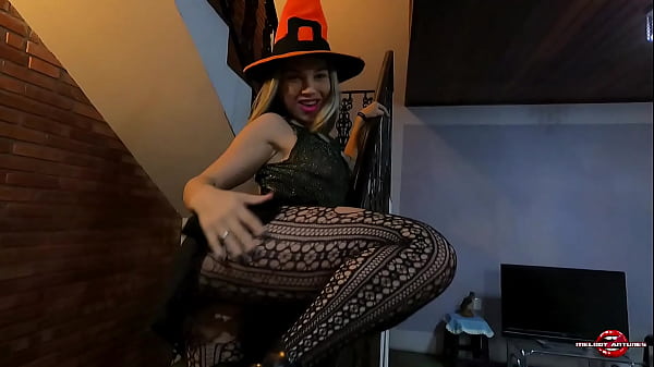 Die köstliche kleine Hexe Melody Antunes genoss Halloween mit Eddie von Iron Maiden und brachte Süßes und Saures mit, frohes Halloween!