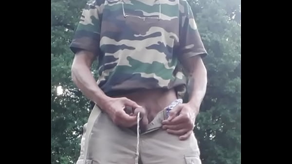 esibisco la pipì dal mio cazzo, dal culo e dall'ano all'aperto