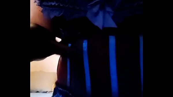 Una ragazza grande gioca con i suoi palloncini