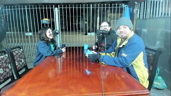 Una teenager amatoriale si esibisce in modo sexy