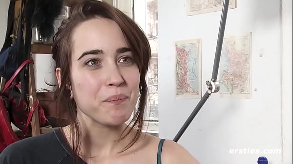 Das Erste: Die 22-Jährige macht es am liebsten mit bloßen Fingern