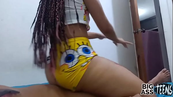 Süßes junges Mädchen neckt