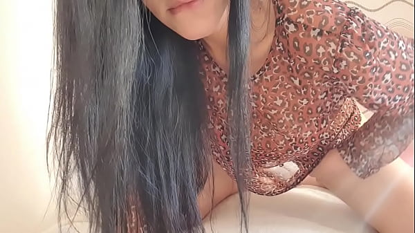 MENINA DULCE SE EXIBE COM TRANSPAR&Ecirc_NCIA SEXY, COM GRELHINHO AMOSTRA ELA SE TOCA SUAVEMENTE, ACARICIANDO-SE COM TOQUES TANTRICOS... QUE DEL&Iacute_CIA DE MULHER