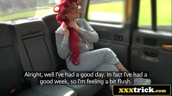 Britische Schlampe mit großen Titten will, dass ein älterer Taxifahrer sie hart fickt (Lottie Lovelace)