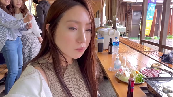 Comer Yakiniku en una barbacoa japonesa