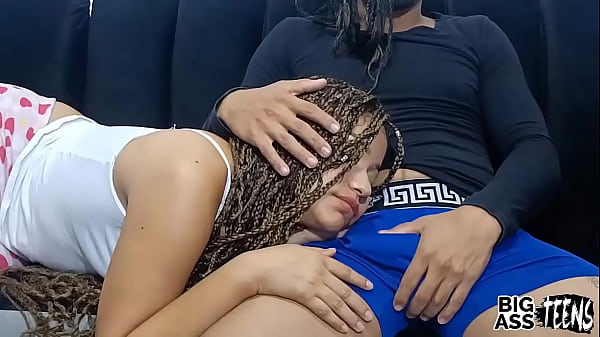 Linda hermanastra me folla la polla escondida para que nadie nos descubra. Me follo a mi hermanastra de gran culo y coño rosado.