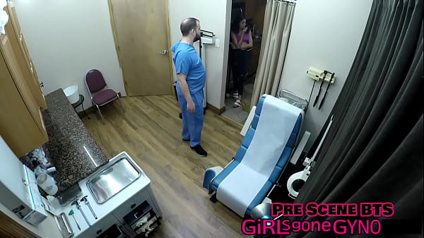 Lezbo Nurses Channy Crossfire eamp_ Genesis conducono ricerche sull'orgasmo su Mixed Cutie Aria Nicole mentre il dottor Tampa guarda! Solo film completo @ GirlsGoneGyno Reup