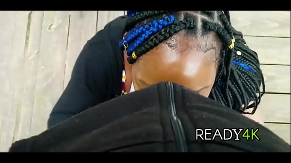 Mamada publica en el muelle de pesca Culo enorme temblando en tanga