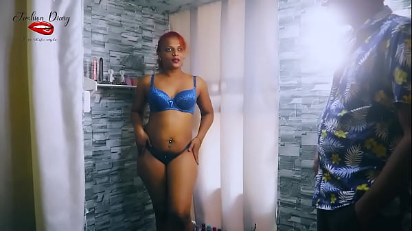 Mutandine del reggiseno blu pavone provano il trasporto e la scopata dura della fica