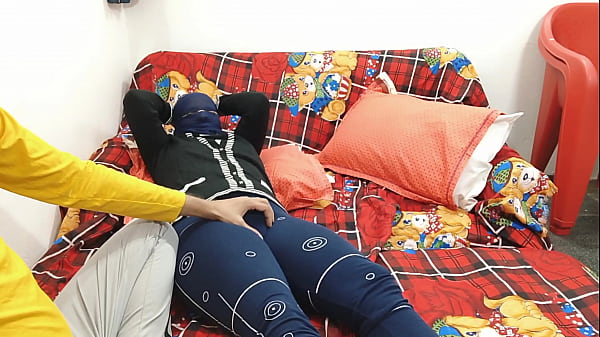 La mia ragazza fa rimbalzare le tette su e giù leccando le ascelle di una giovane coppia desi che scopa