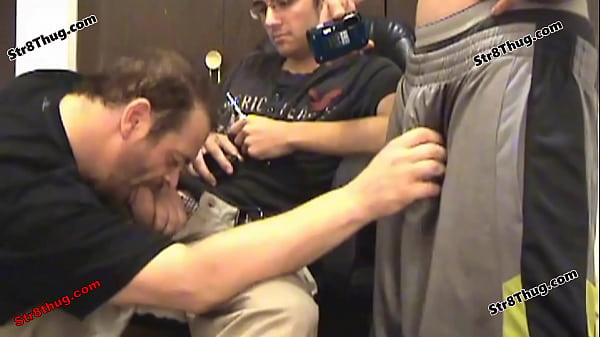 Domination Evil Guy Twisted Red amène son ami hétéro CHAUD Sarge pour utiliser son esclave cochon gay pour le divertissement et il a une grosse bite d'abdos et une bouchée de noix pour l'homo