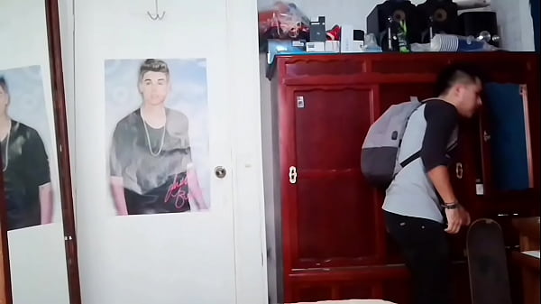 Joven patinador disfruta de una eyaculación espontánea mientras ve una revista gay