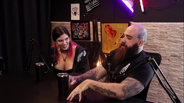 She wanted to be a model and he met her on Tinder - Queen and Iron