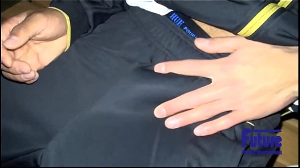 Las cosas empiezan a suceder en un parque por la noche... En la hierba donde no hay nadie más... ¡Penetración por el culo, hasta el final!