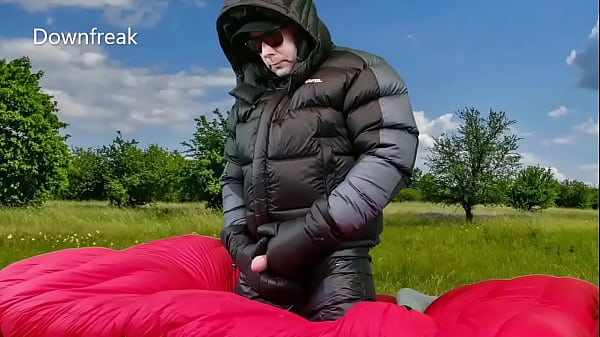 Wichsen mit Parkasite-Daunenfäustlingen, Sherpa-Daunenjacke und Daunenhose.