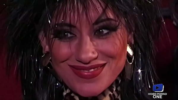 Elodie Cherie, baisée avec une capote au temps des Gaulois