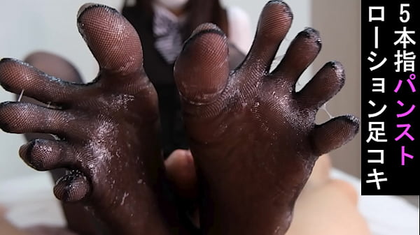 Le pedí a una oficinista de camino a casa desde el trabajo que me hiciera una paja con los pies en loción con medias negras de cinco dedos. Pareja amateur japonesa [Soai]