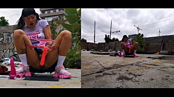 Sie masturbiert an einem verlassenen Ort mit ihrem großen Dildo im Arsch, hat einen köstlichen Analorgasmus und spritzt!!!