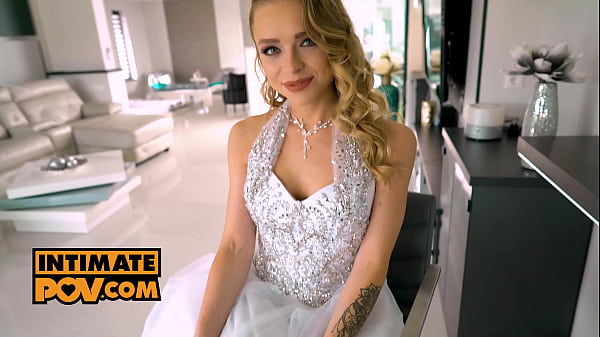 Schöner Teenager hat Spaß mit der Blondine