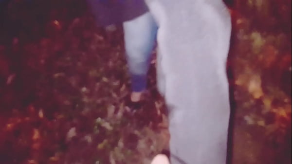 Chúng tôi quan hệ trên đường, không vui vẻ gì, anh ta đột nhập vào nhà vệ sinh nam và hút tôi với vài người đàn ông ở đó!