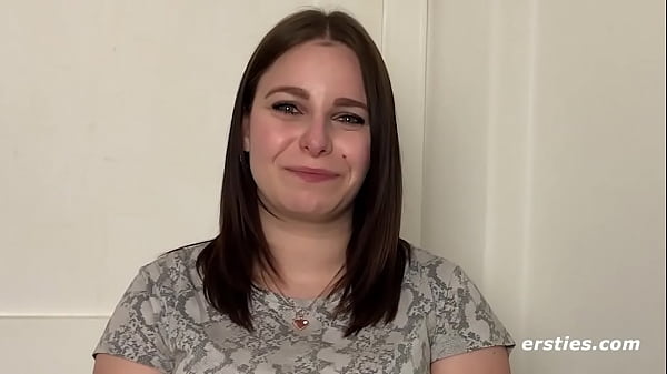 Das Erste: Freigeistiges Partygirl, das Spaß auf der Couch hat